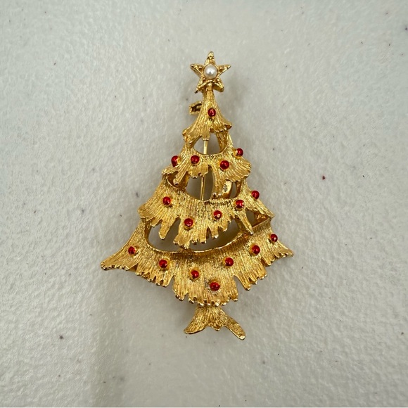 Vintage Signed Gerry's Goldtone Red Enamel Christmas Tree Shape Pin Brooch - Picture 1 of 6